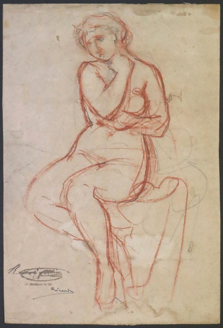 Modelo desnuda sentada con los brazos recogidos