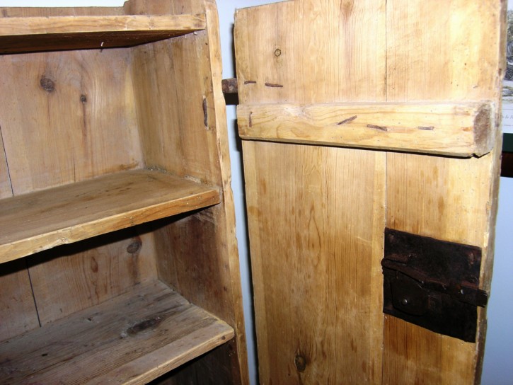 Small pine cupboard. . 