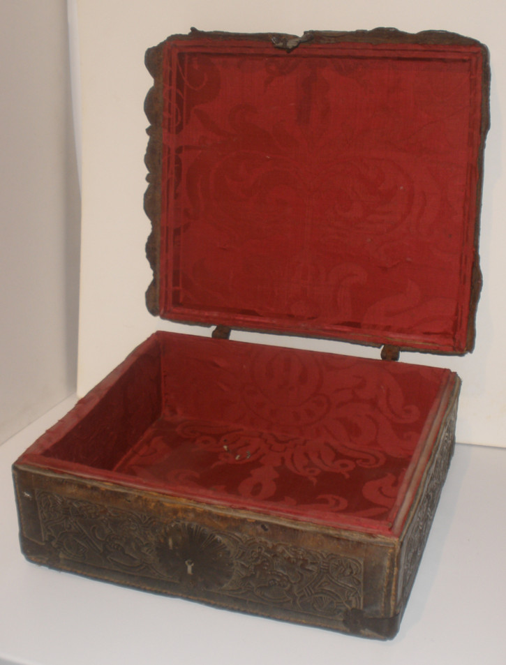 Leather mexican box 17th century. . 