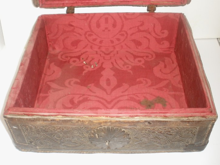 Leather mexican box 17th century. . 