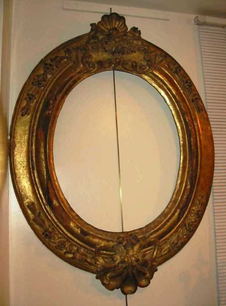 Oval gold Louis XV frame. . First half 18th century