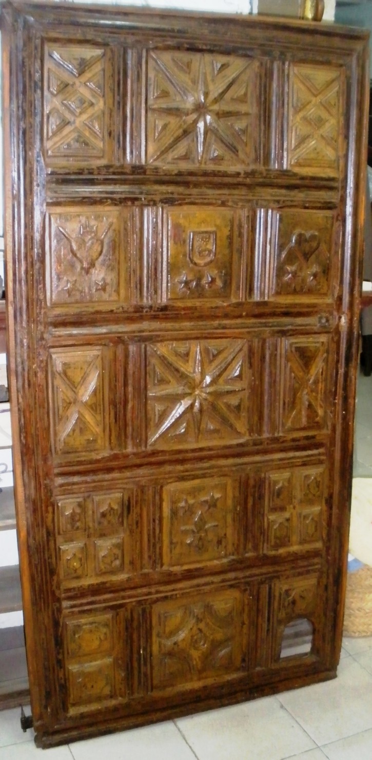 Puerta con relieves siglo XVII. . 
