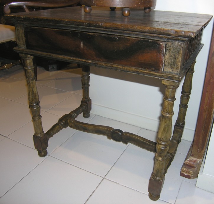 Walnut polychromed small table. . First quarter 18th century