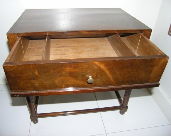 Small mahogany table used for sewing. . First third 19th century