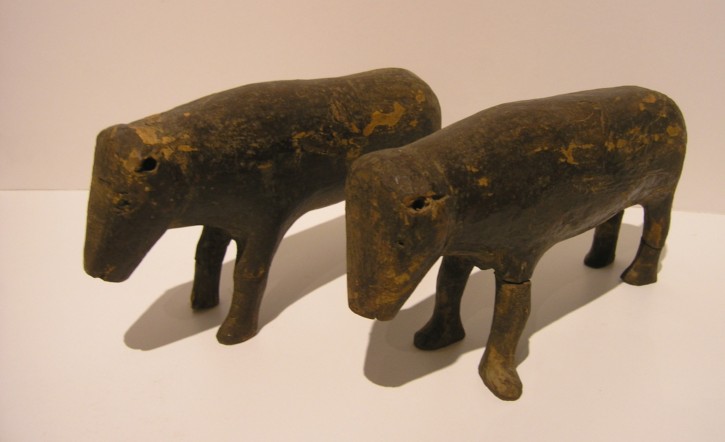 Pair of bulls on carving. . 18th/19th century. Precio: 500€