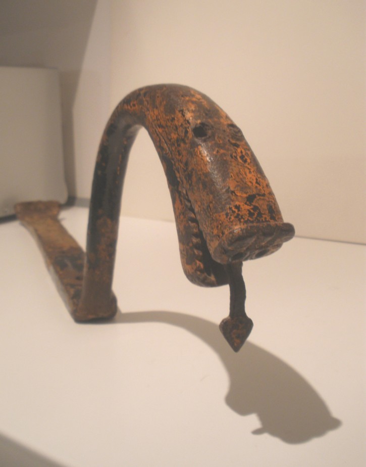 Cabeza de dragón de hierro. . Siglos XVI-XVII