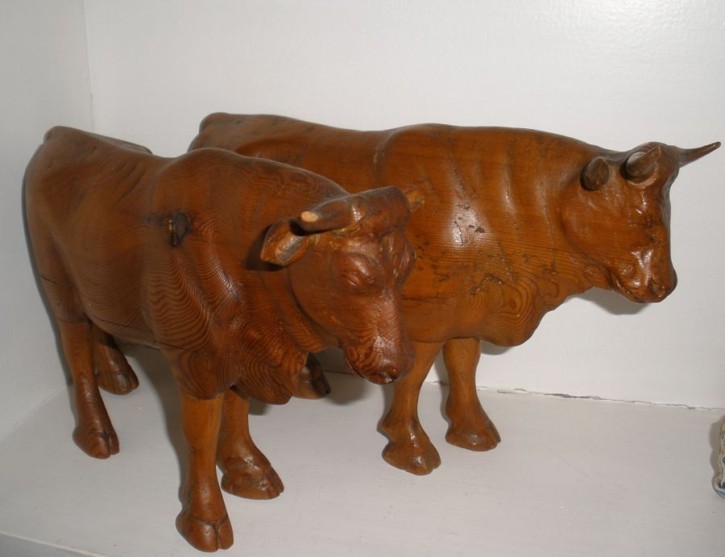 Pair of wood bulls. . . Precio: 450€