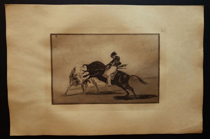 El mismo Ceballos montado sobre otro toro quiebra rejones en la Plaza de Madrid. Goya Lucientes, Francisco de - Calcografía Nacional. 1816, Séptima edición (1937). Precio: 600€