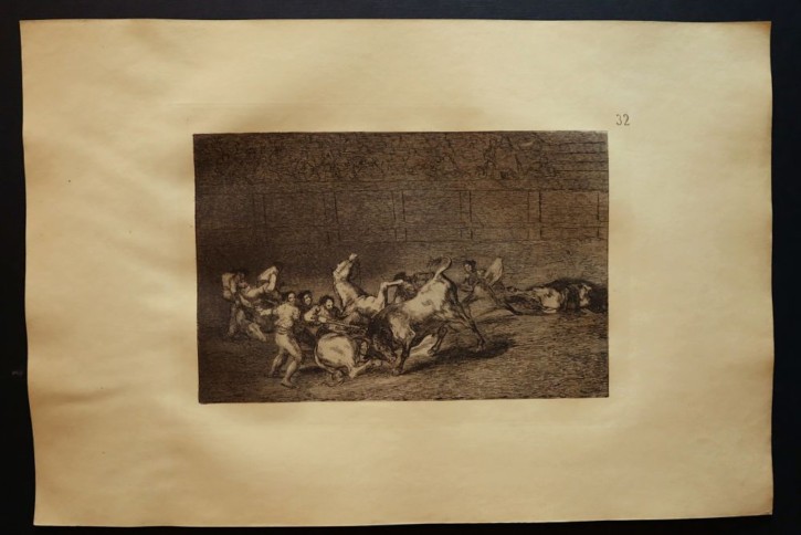 Dos grupos de picadores arrollados de seguida por un solo toro. Goya Lucientes, Francisco de - Calcografía Nacional. 1816, Séptima edición (1937). Precio: 600€
