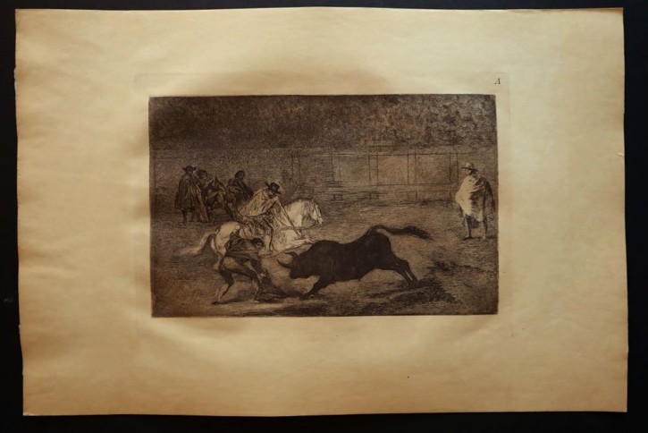 Un cavalier espagnol brisant des "rejoncillos" avec l'aide des chulos. Goya Lucientes, Francisco de - Calcografía Nacional. 1816, Séptima edición (1937). Precio: 600€