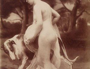 Mujer desnuda con perro