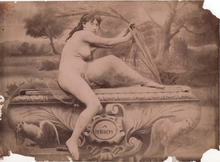 Mujer desnuda sobre sepulcro