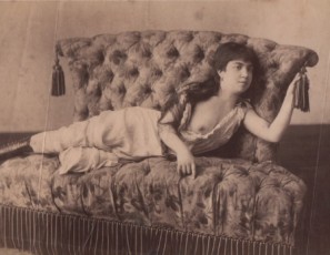 Mujer estirada en chaise longue