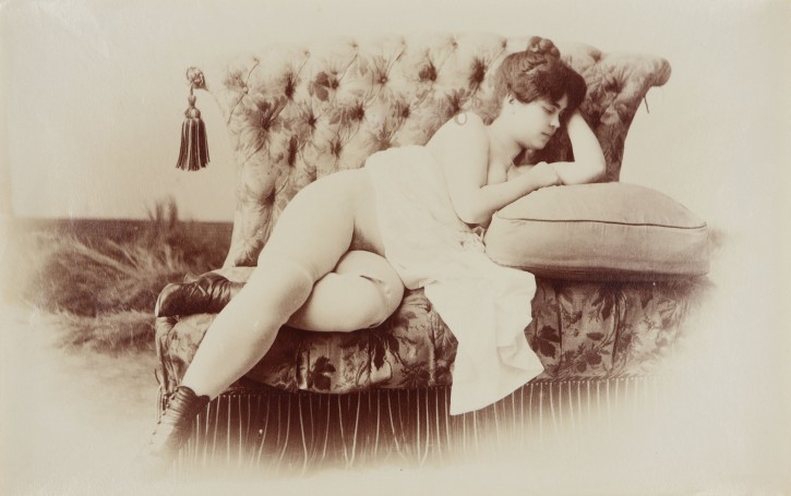 Mujer desnuda estirada ante chaise longue