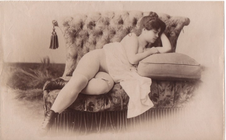 Mujer desnuda estirada ante chaise longue