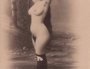 Mujer desnuda de pie con el pelo suelto