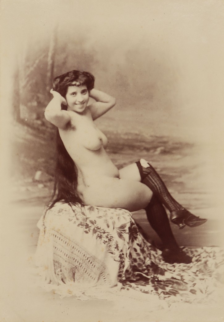 Naked woman sitting with hair down. Esplugas, Antoni (1852-1929). Ca. 1890. Precio: 400€