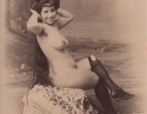 Mujer desnuda sentada con el pelo suelto