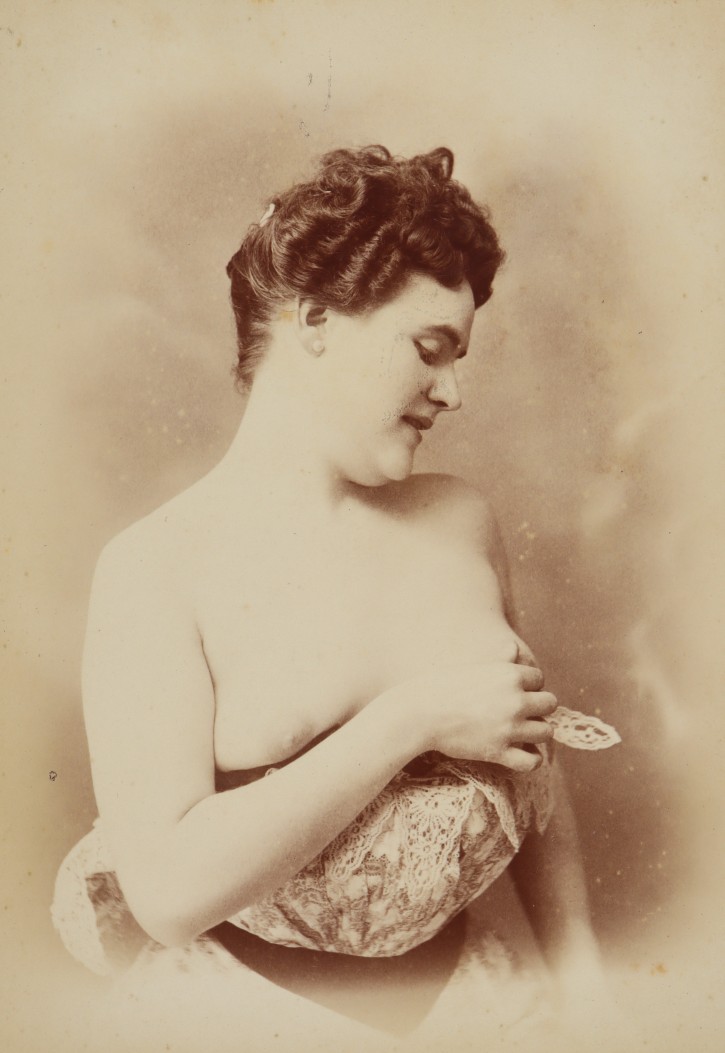 Naked woman touching her breasts. Esplugas, Antoni (1852-1929). Ca. 1890. Precio: 250€