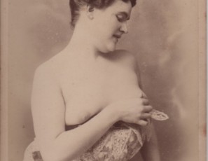 Mujer desnuda tocándose los pechos