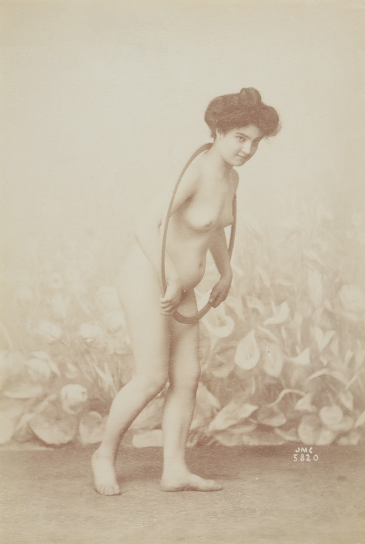 Young naked girl with hoop. Cañellas, Josep Maria (1856-1902). Ca. 1880-1890. Precio: 150€