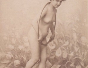 Joven desnuda con aro